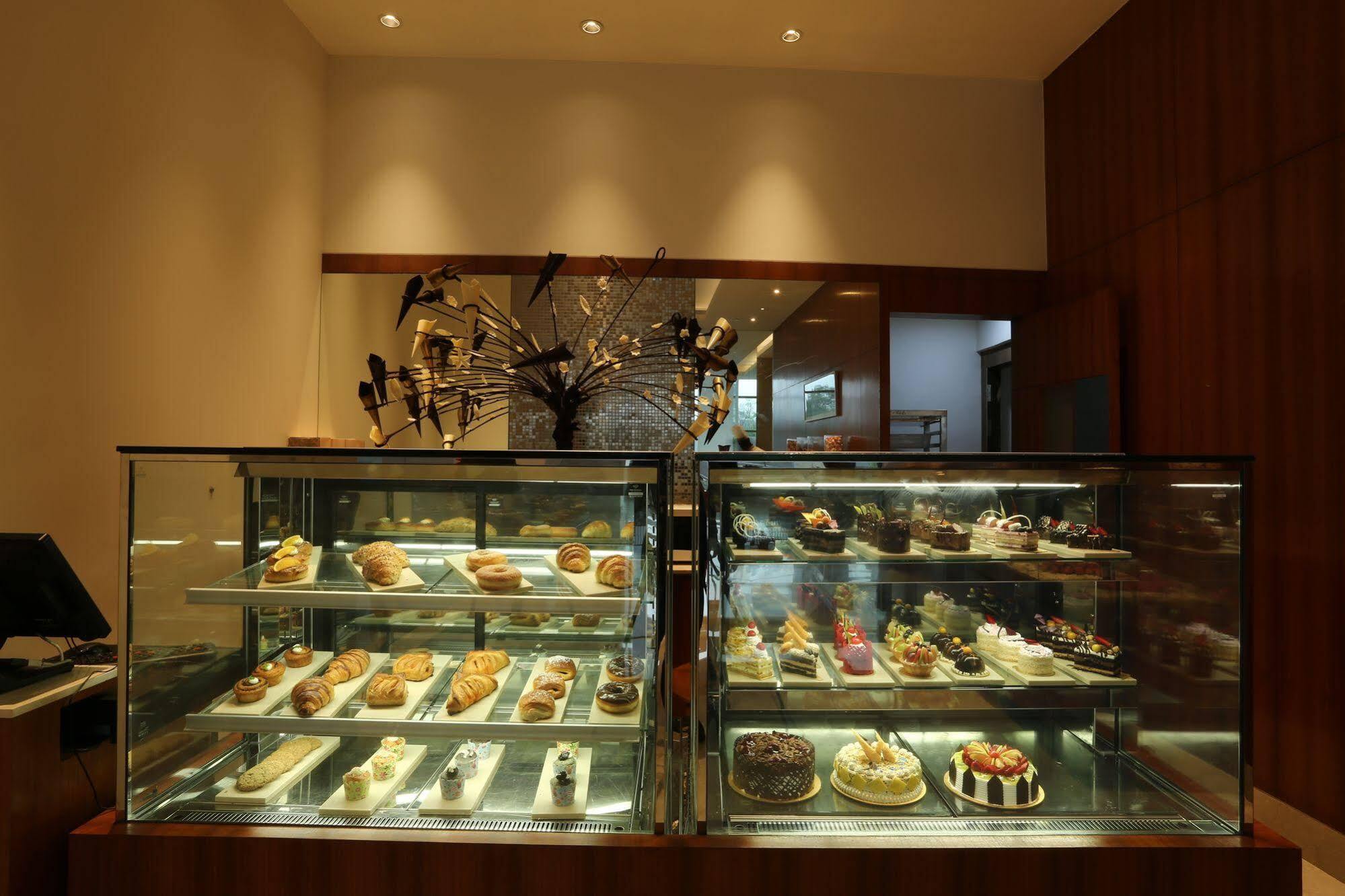 Hotel Taj Swarna, Amritsar Extérieur photo A pastry display case