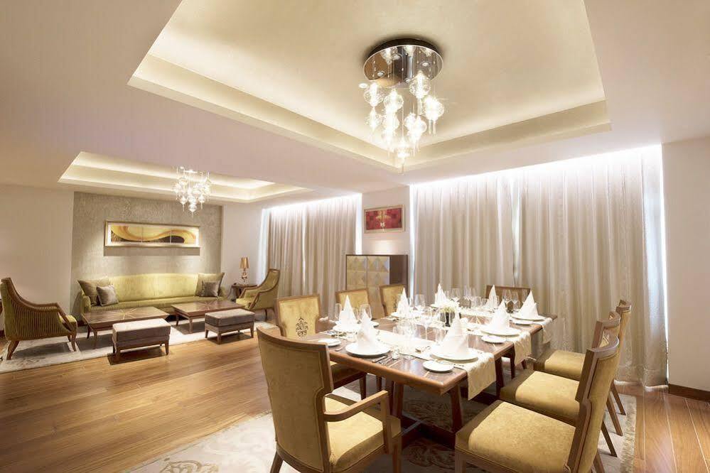 Hotel Taj Swarna, Amritsar Extérieur photo A private dining room at the hotel