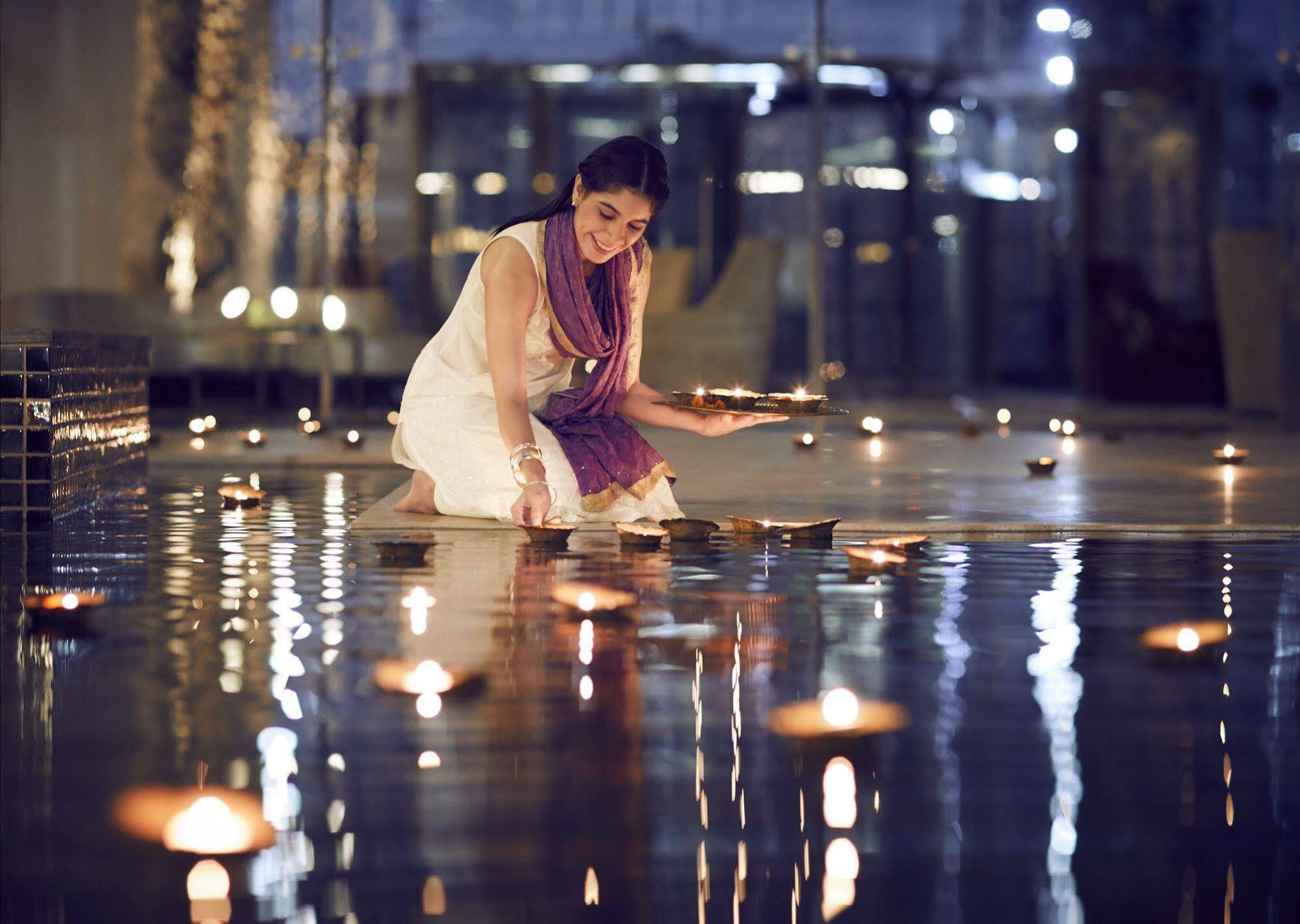 Hotel Taj Swarna, Amritsar Extérieur photo A woman lighting a diya